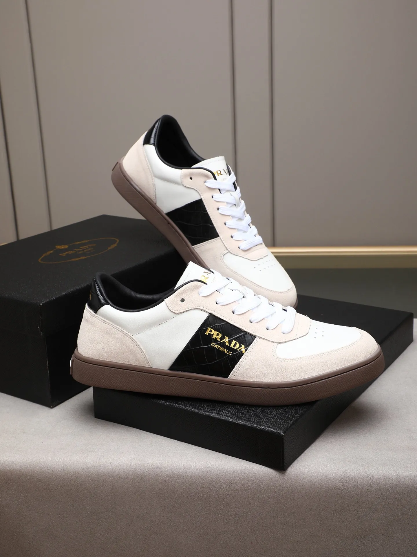 Men's shoes💰420💰 Brand: PRADA (Prada) Standard code: Men's code 38–44 (45 can be customized) Material: Original cowhide, breathable sheep lining Special outsole Style category: Men's fashionable casual sneakers Low-key luxury! Color: actual picture color